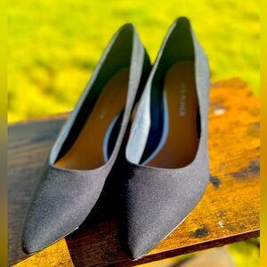 Women size 8 Donald Pliner navy blue shoe